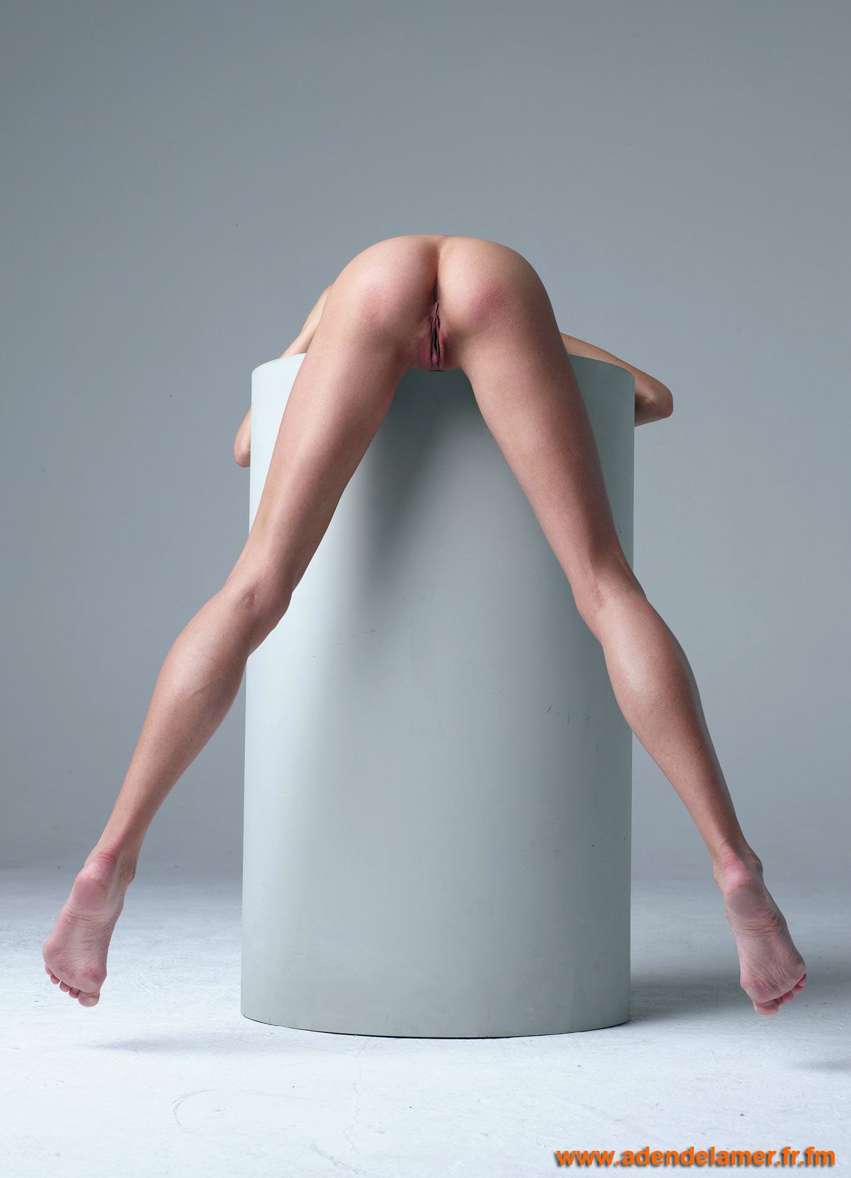 048